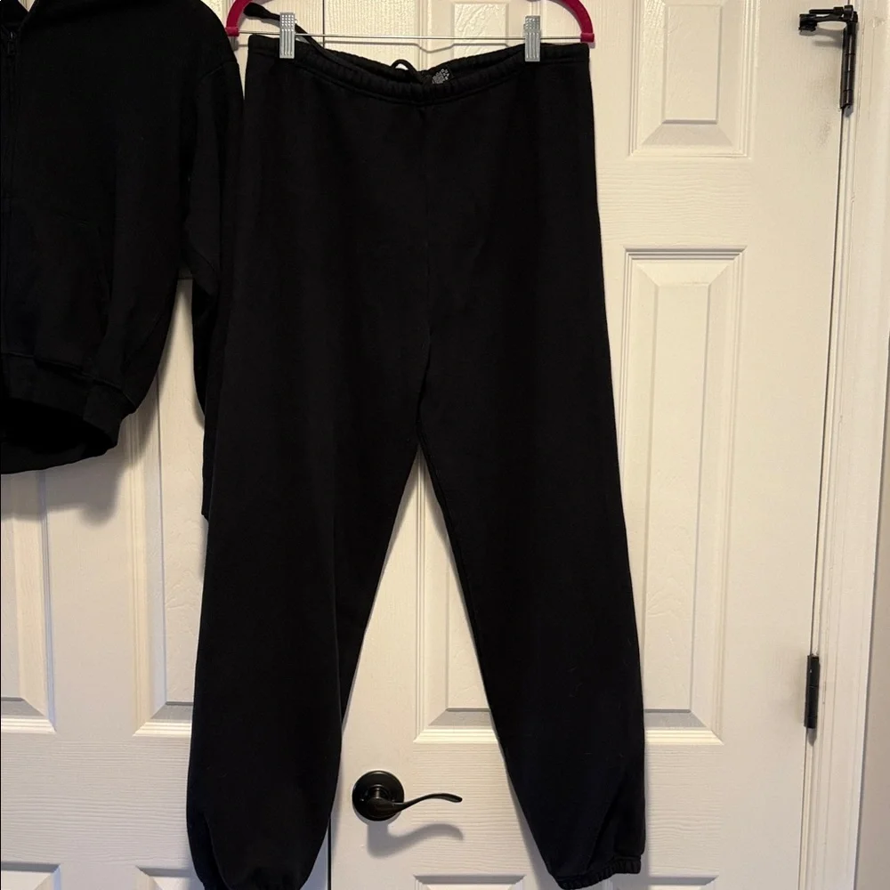 SKIMS Black Jogger and Zip Up Hoodie Matching Set - Picture 2 of 7